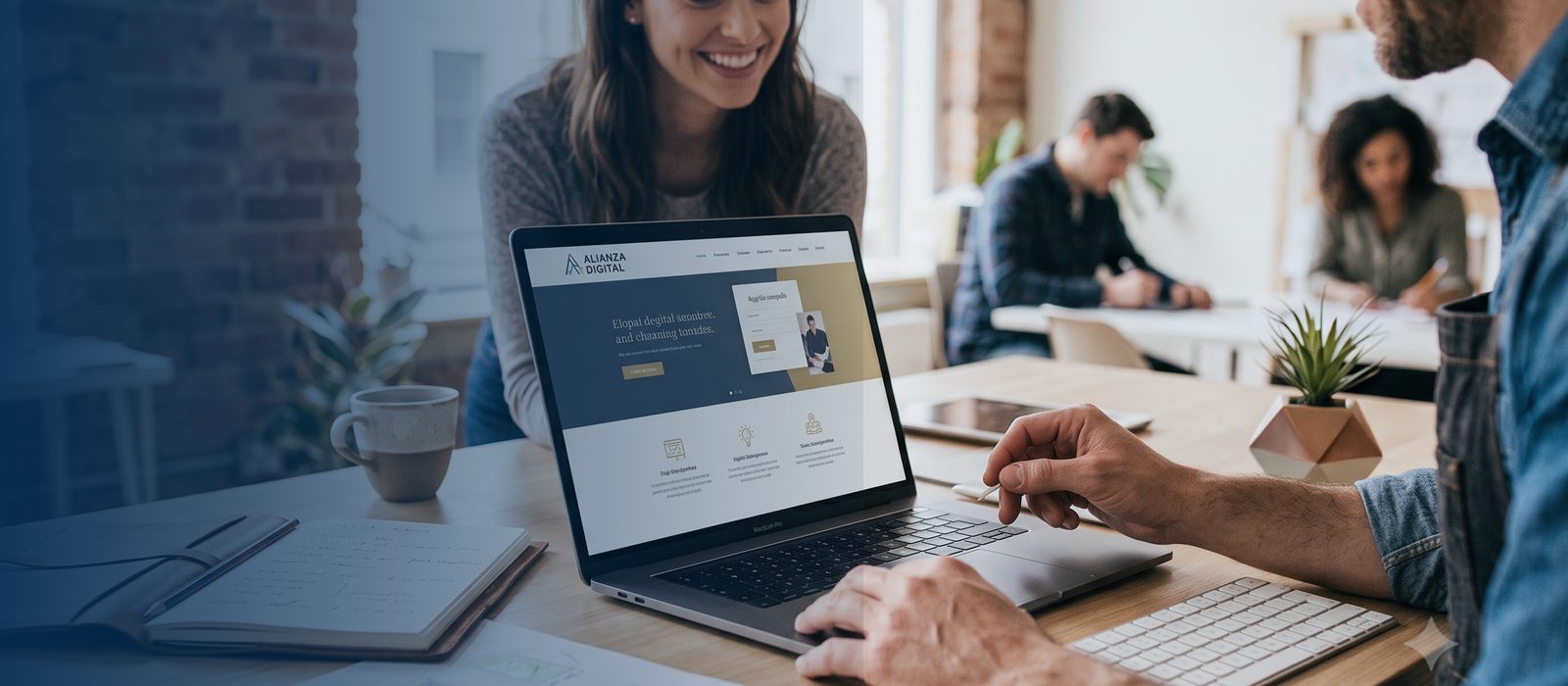 Persona revisando su nueva página web